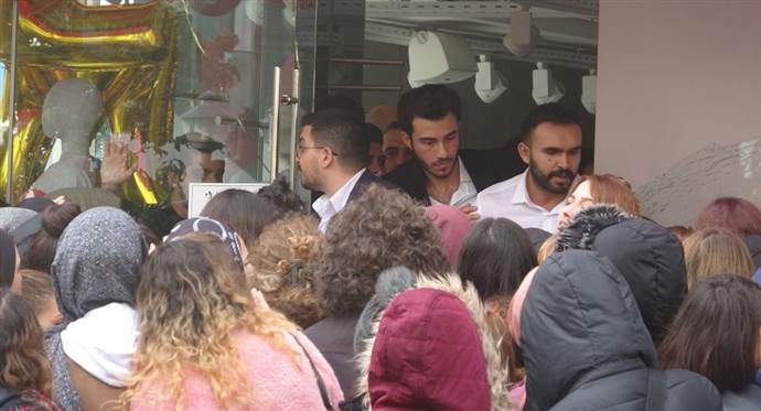 İstanbul'da ‘Kara Cuma’ izdihamında 3 kişi yaralandı